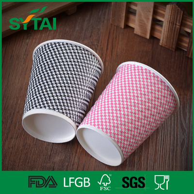 Chine tasses de café adaptées aux besoins du client de papier d'ondulation, tasses jetables pour les boissons chaudes avec le couvercle fournisseur